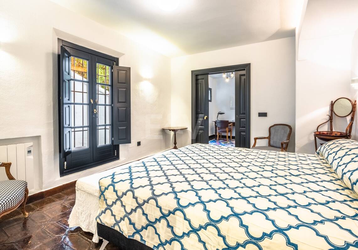 Cozy Andalusian Townhouse with Private Terrace in Lomas Pueblo