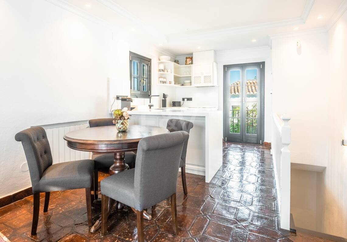Cozy Andalusian Townhouse with Private Terrace in Lomas Pueblo