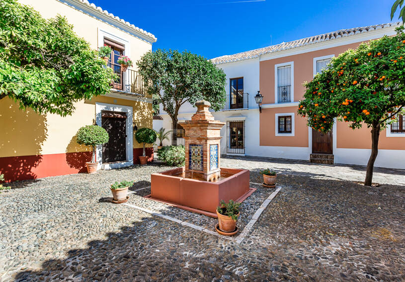 Cozy Andalusian Townhouse with Private Terrace in Lomas Pueblo