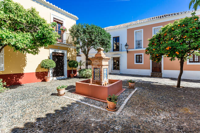 Cozy Andalusian Townhouse with Private Terrace in Lomas Pueblo