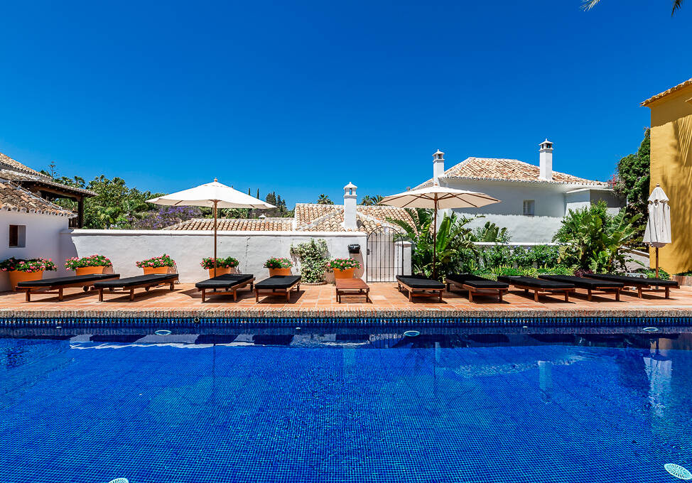 Cozy Andalusian Townhouse with Private Terrace in Lomas Pueblo