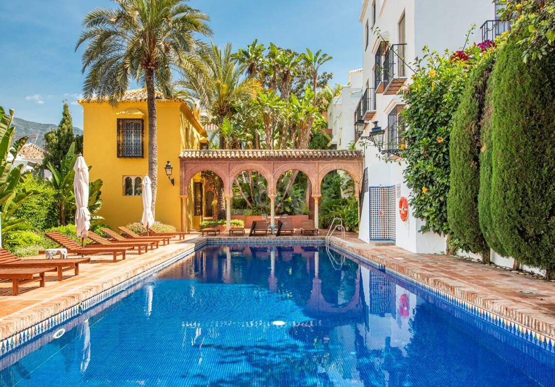 Cozy Andalusian Townhouse with Private Terrace in Lomas Pueblo