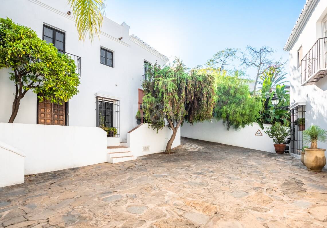 Cozy Andalusian Townhouse with Private Terrace in Lomas Pueblo