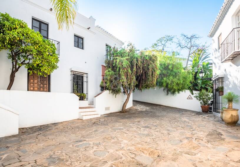 Cozy Andalusian Townhouse with Private Terrace in Lomas Pueblo