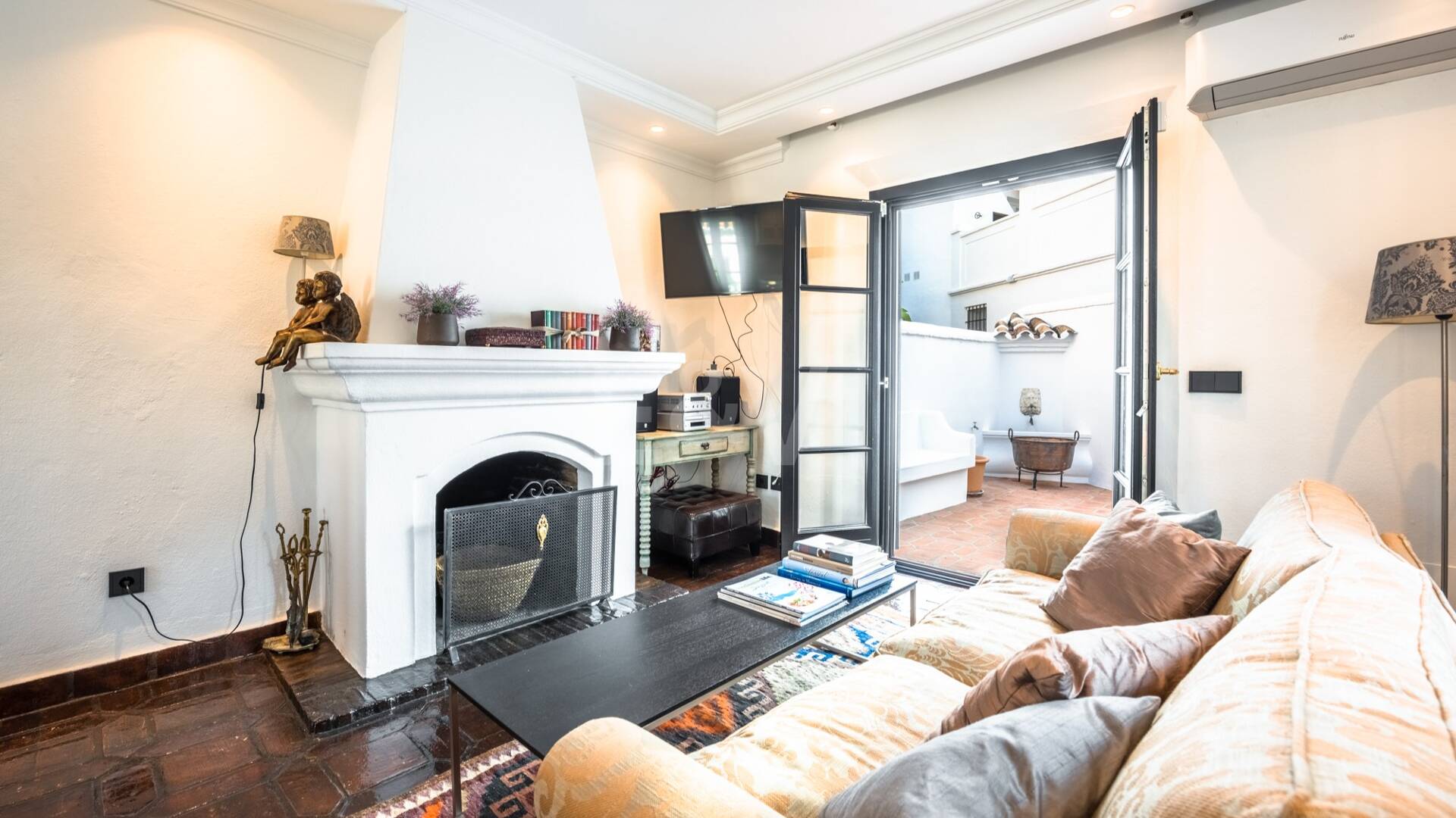 Gemütliches Andalusisches Stadthaus mit Privater Terrasse in Lomas Pueblo