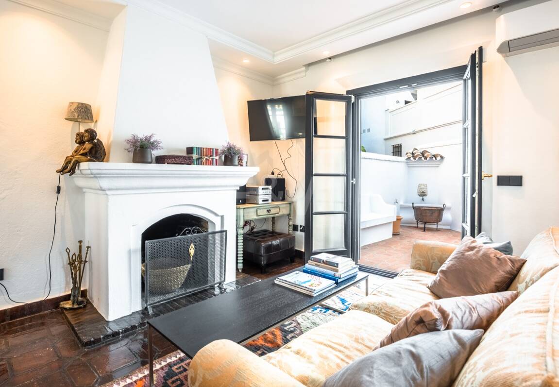 Gemütliches Andalusisches Stadthaus mit Privater Terrasse in Lomas Pueblo