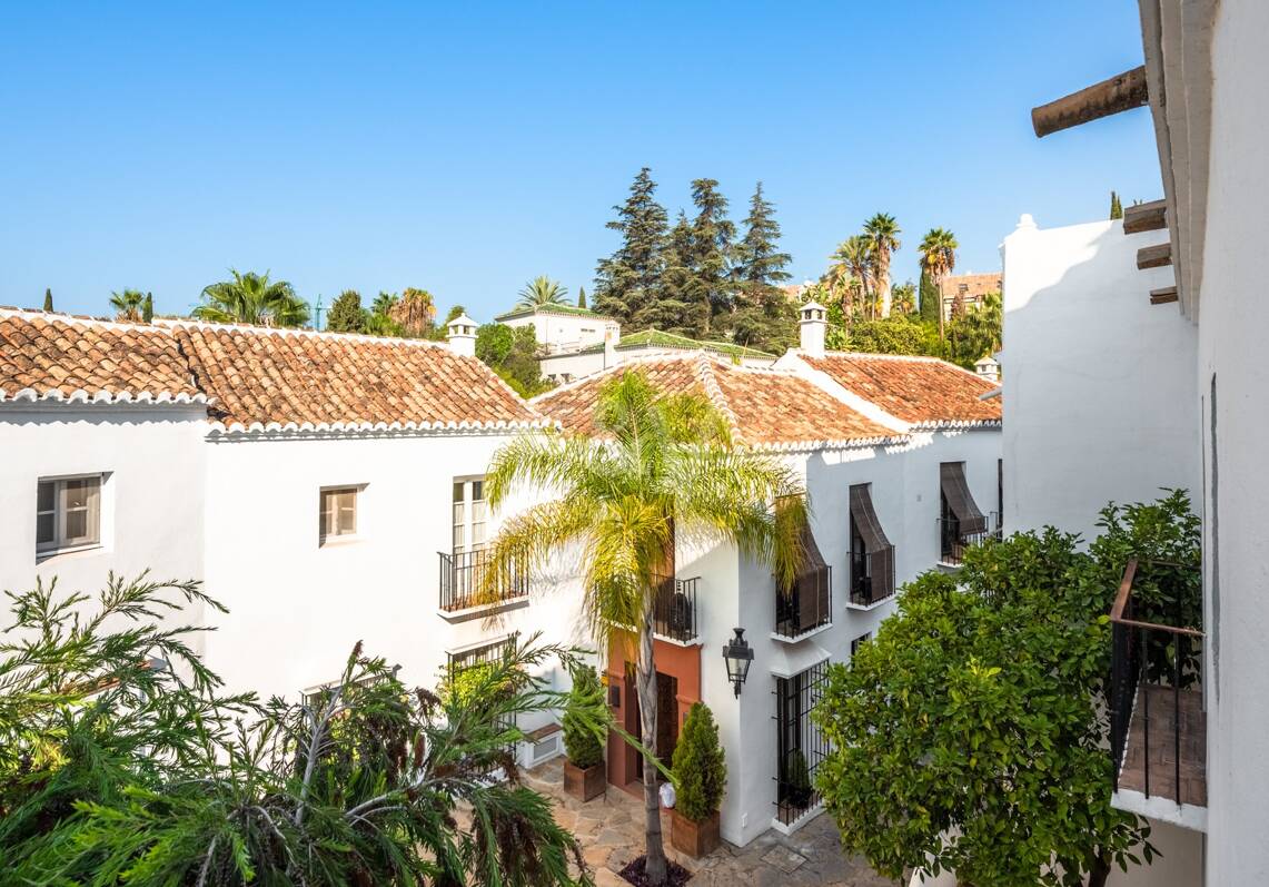 Cozy Andalusian Townhouse with Private Terrace in Lomas Pueblo