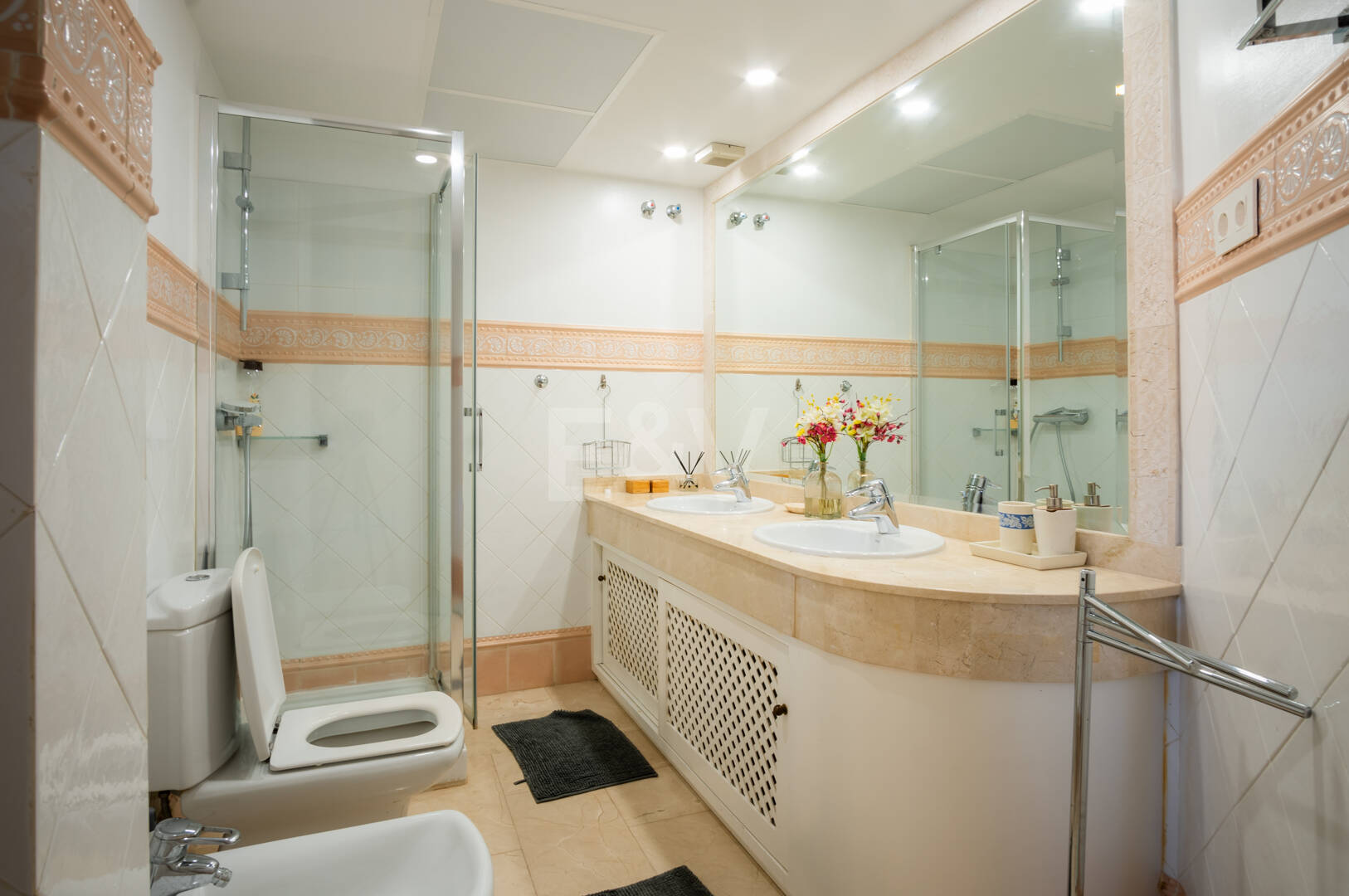 Modernisierte Wohnung in einer geschlossenen Wohnanlage in erster Reihe