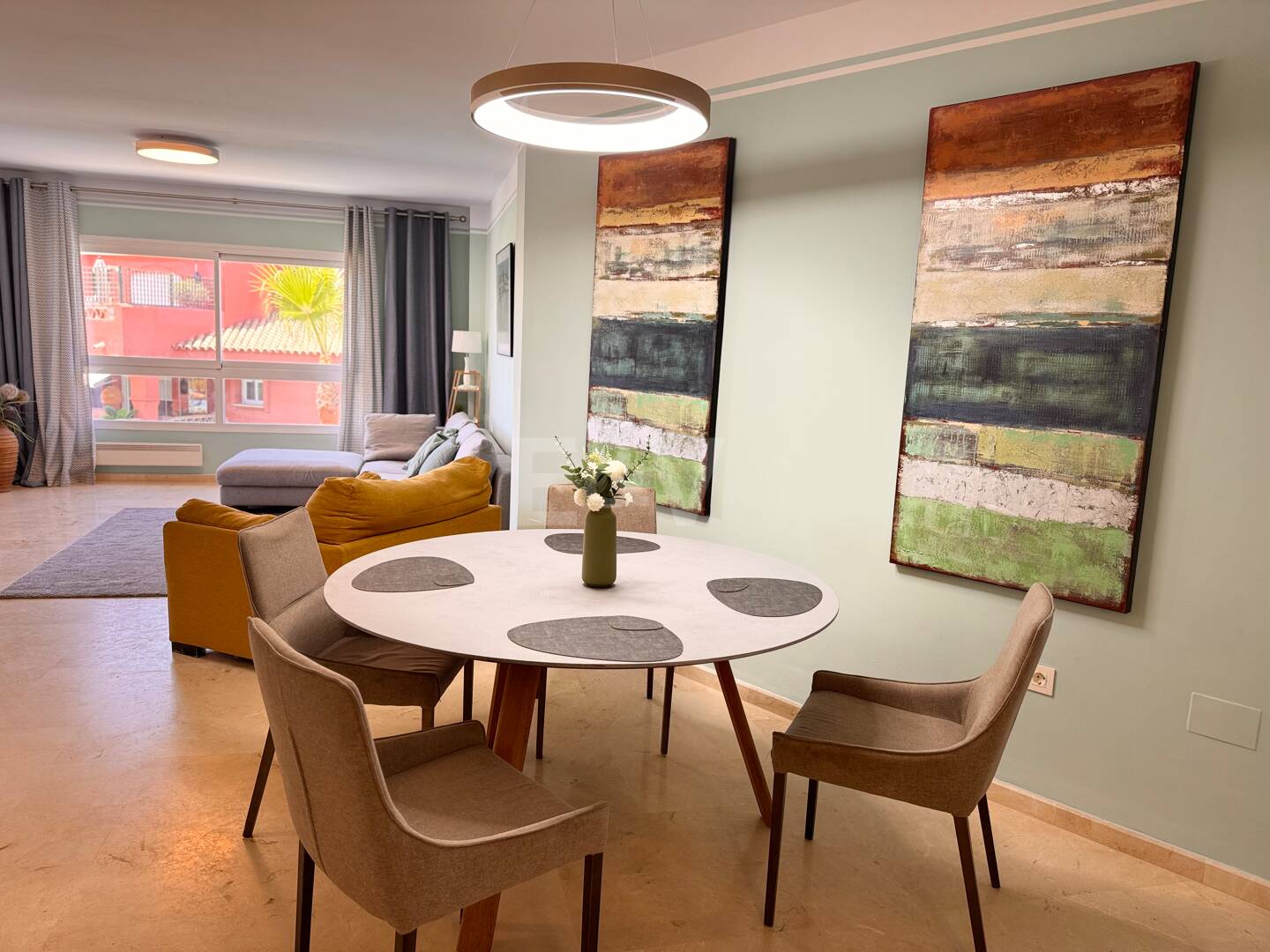 Modernisierte Wohnung in einer geschlossenen Wohnanlage in erster Reihe