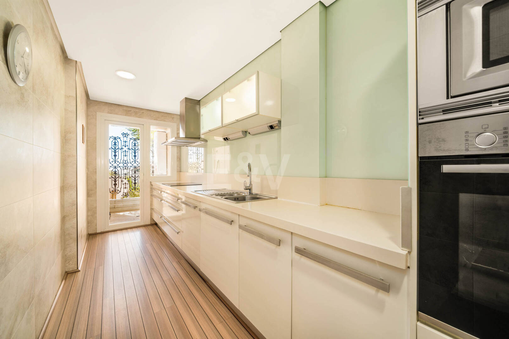 Jasny i przestronny apartament w ekskluzywnej społeczności