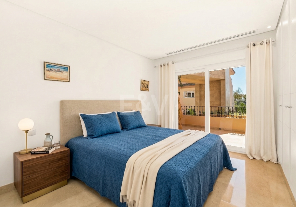 Helles und großzügiges Apartment in einer exklusiven geschlossenen Wohnanlage in Nueva Andalucía