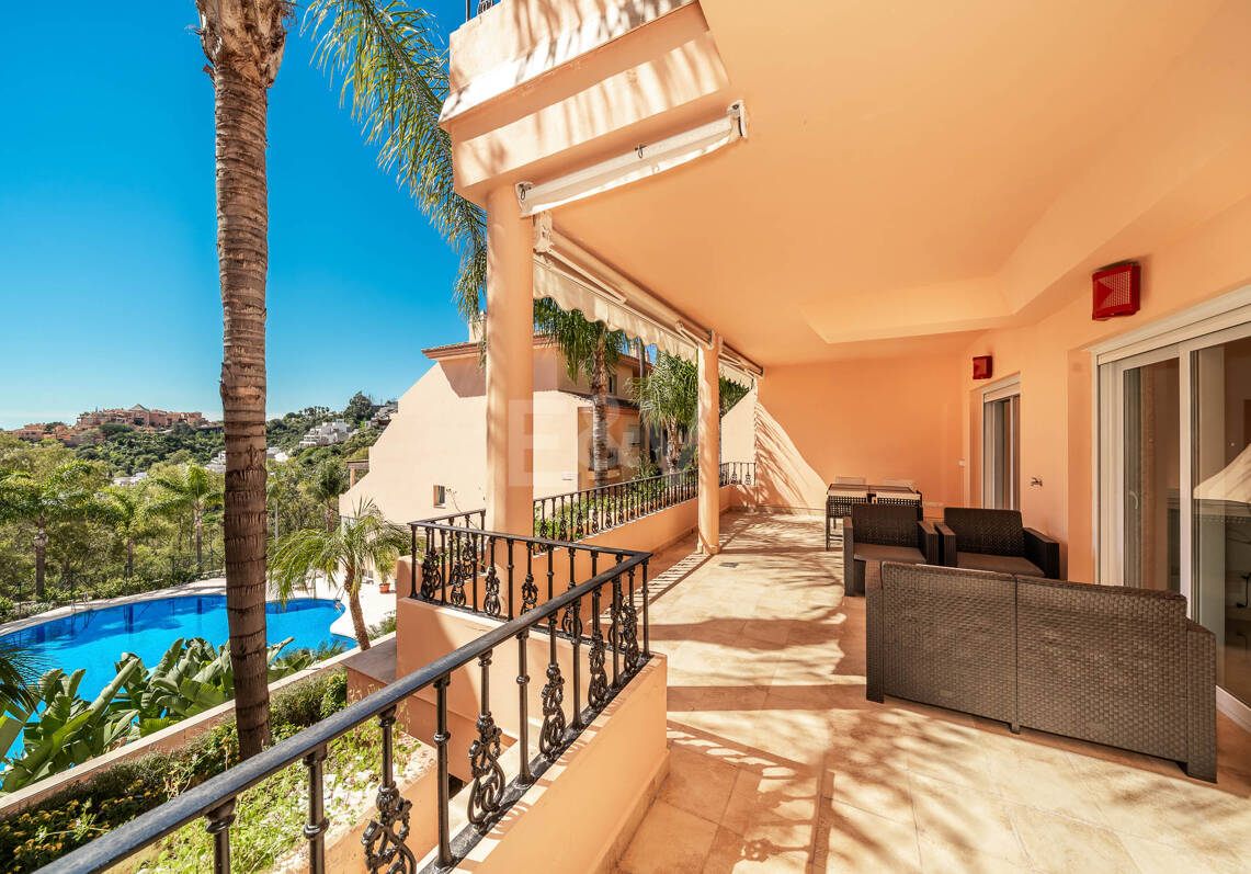 Helles und großzügiges Apartment in einer exklusiven geschlossenen Wohnanlage in Nueva Andalucía
