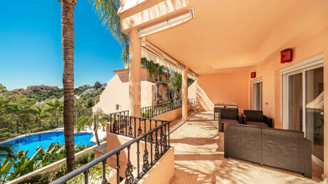 Amplio y luminoso piso de 2 dormitorios en exclusiva urbanización cerrada de Nueva Andalucía