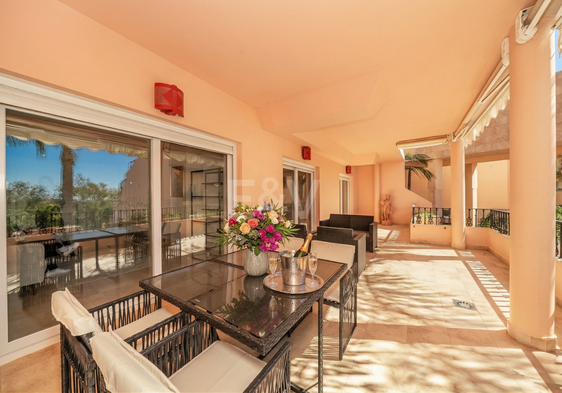 Helles und großzügiges Apartment in einer exklusiven geschlossenen Wohnanlage in Nueva Andalucía