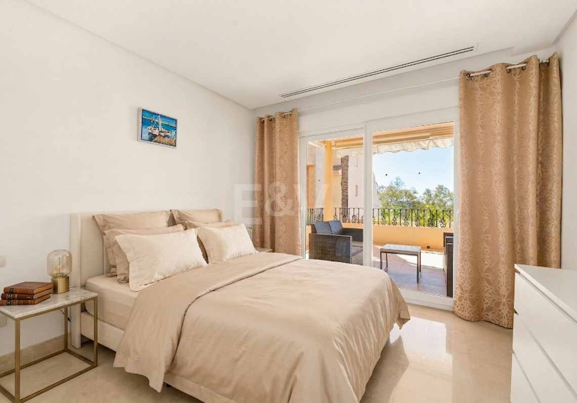 Helles und großzügiges Apartment in einer exklusiven geschlossenen Wohnanlage in Nueva Andalucía