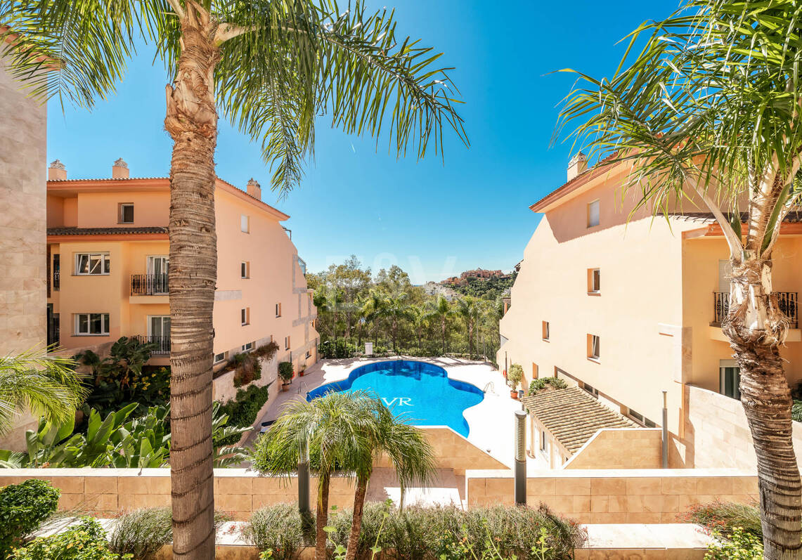 Helles und großzügiges Apartment in einer exklusiven geschlossenen Wohnanlage in Nueva Andalucía