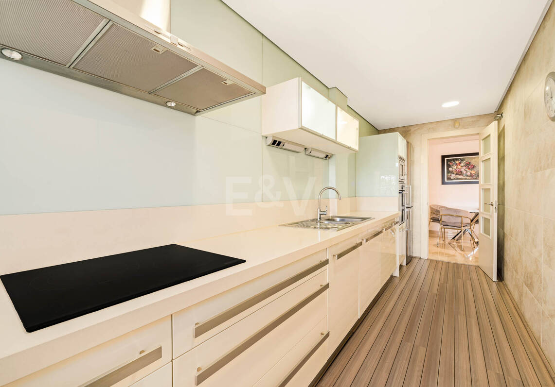 Helles und großzügiges Apartment in einer exklusiven geschlossenen Wohnanlage in Nueva Andalucía