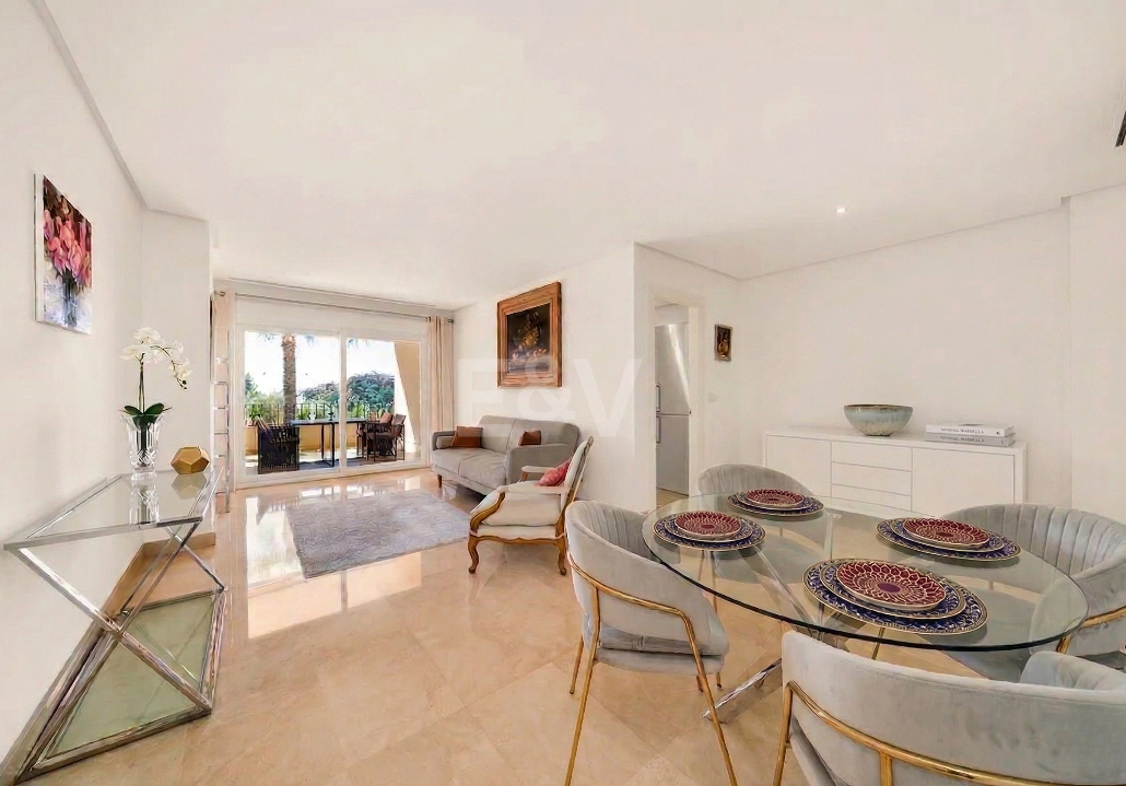 Helles und großzügiges Apartment in einer exklusiven geschlossenen Wohnanlage in Nueva Andalucía