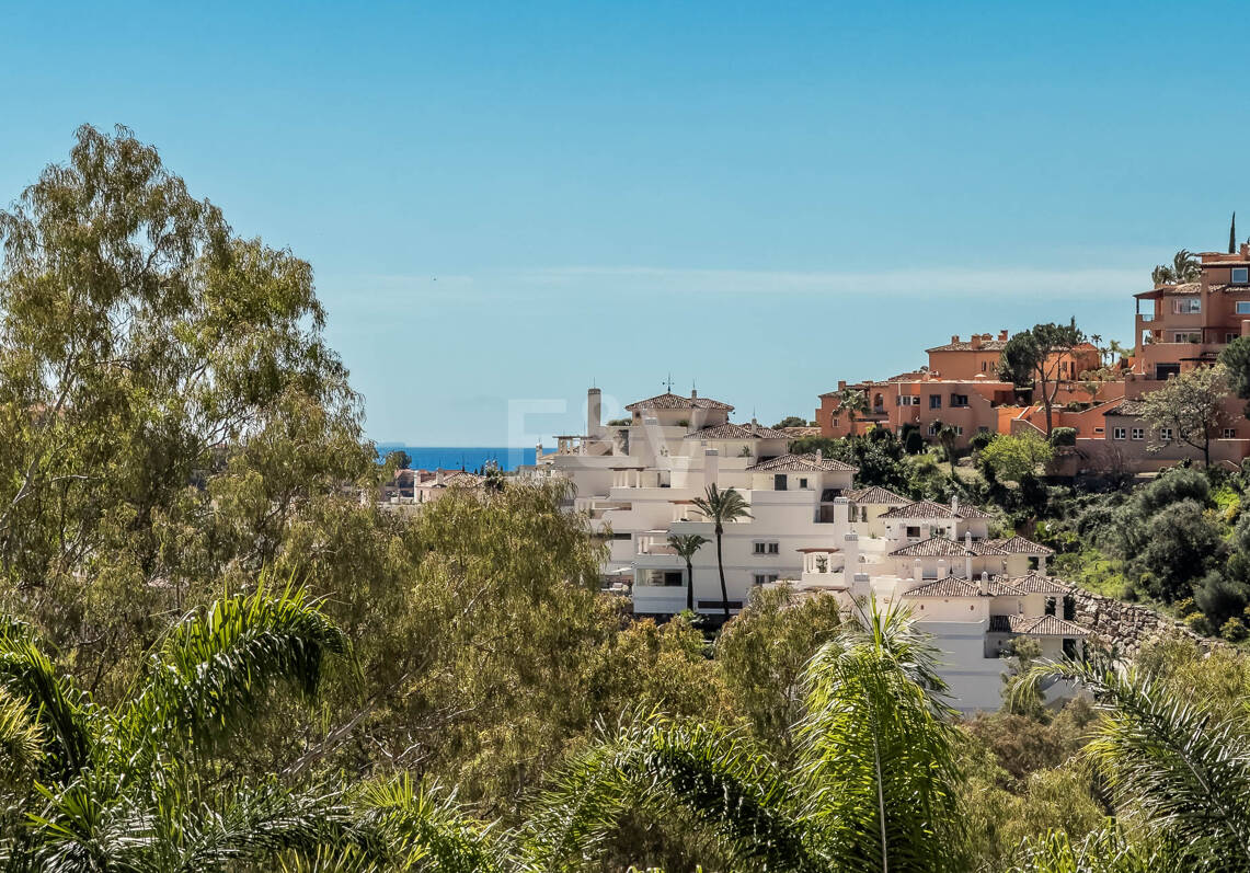 Helles und großzügiges Apartment in einer exklusiven geschlossenen Wohnanlage in Nueva Andalucía
