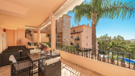 Amplio y luminoso piso de 2 dormitorios en exclusiva urbanización cerrada de Nueva Andalucía