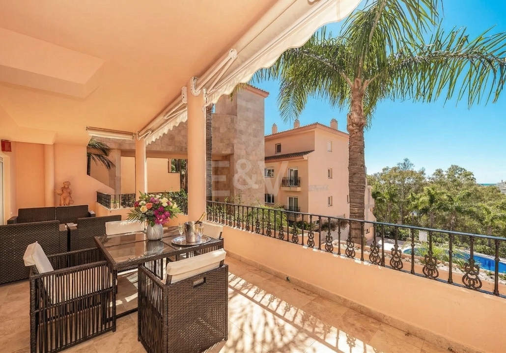 Helles und großzügiges Apartment in einer exklusiven geschlossenen Wohnanlage in Nueva Andalucía