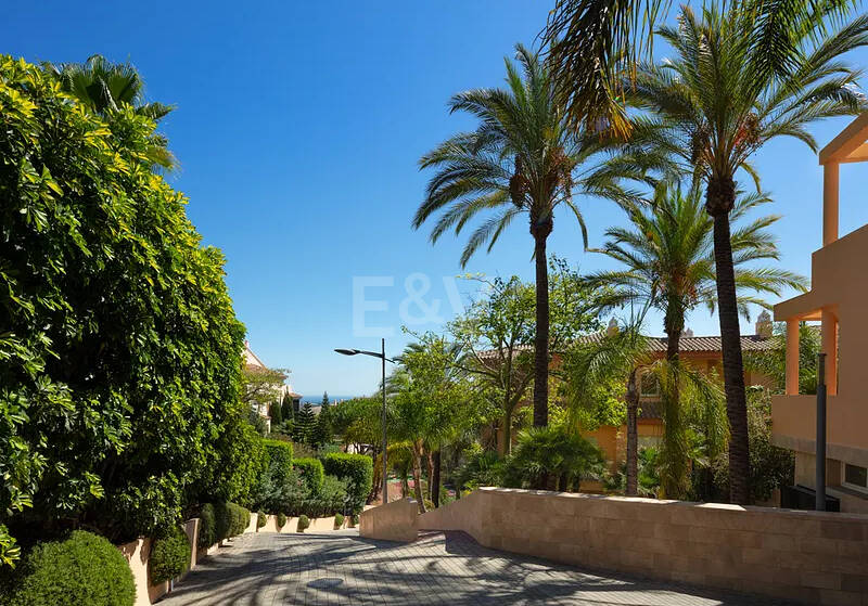 Helles und großzügiges Apartment in einer exklusiven geschlossenen Wohnanlage in Nueva Andalucía