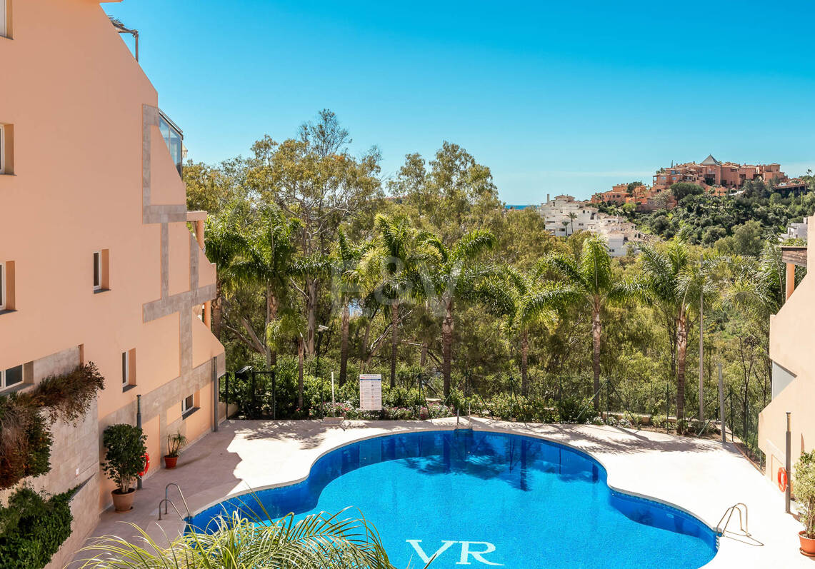 Helles und großzügiges Apartment in einer exklusiven geschlossenen Wohnanlage in Nueva Andalucía