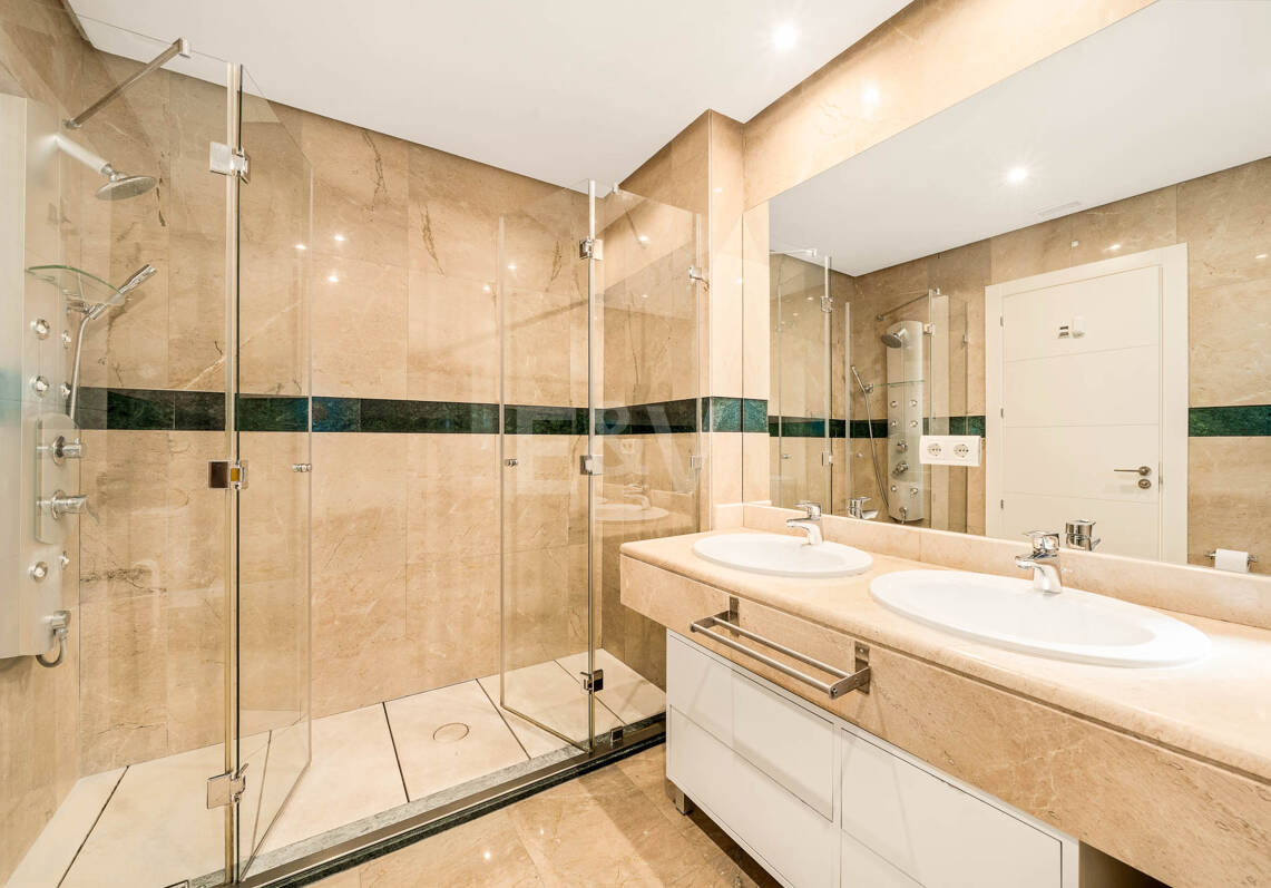 Helles und großzügiges Apartment in einer exklusiven geschlossenen Wohnanlage in Nueva Andalucía