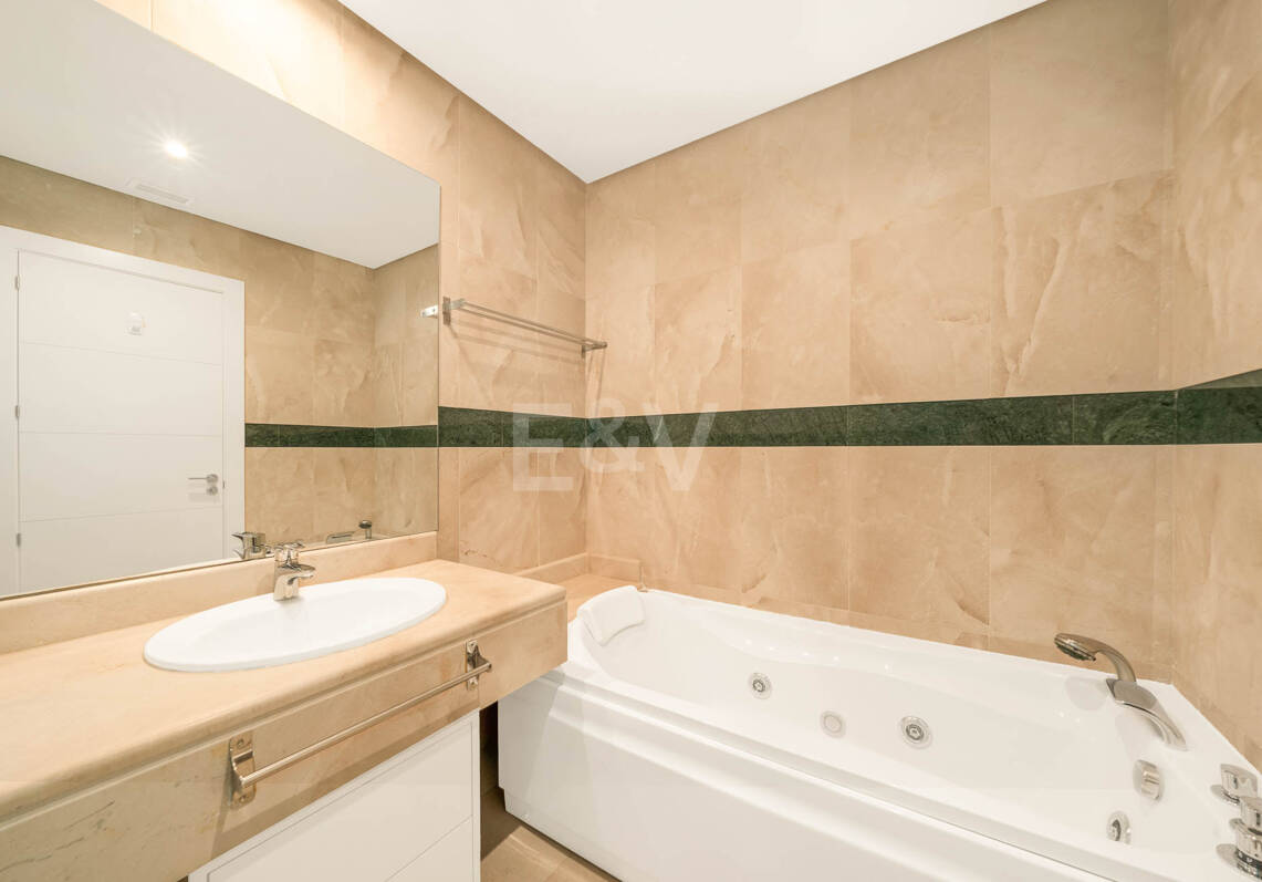 Helles und großzügiges Apartment in einer exklusiven geschlossenen Wohnanlage in Nueva Andalucía