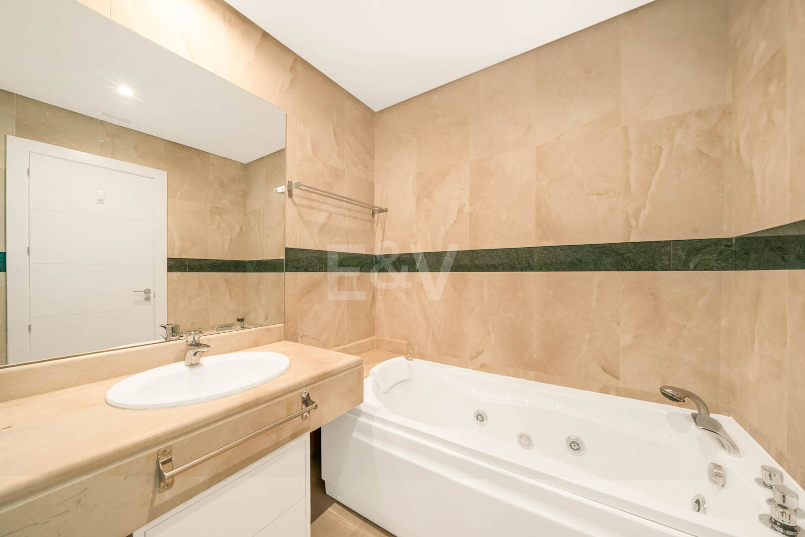 Jasny i przestronny apartament w ekskluzywnej społeczności