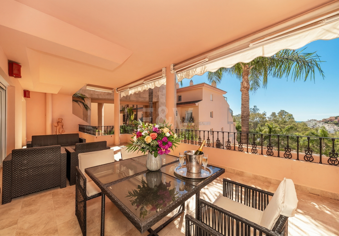 Helles und großzügiges Apartment in einer exklusiven geschlossenen Wohnanlage in Nueva Andalucía