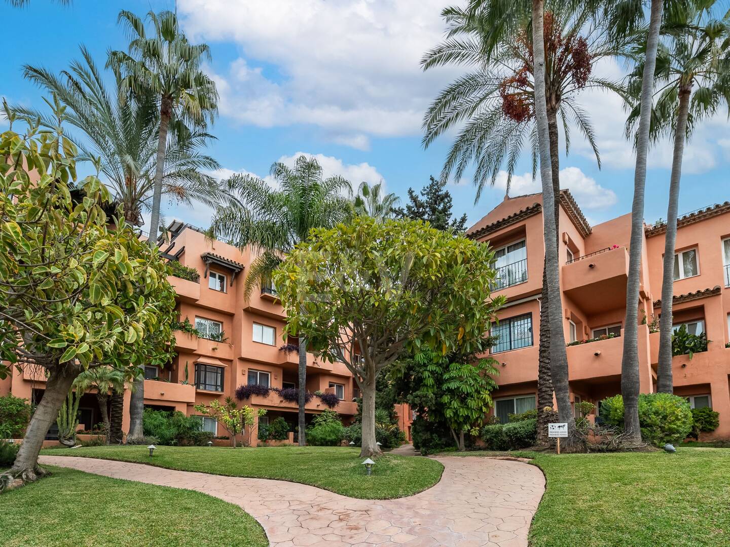 Elegante 2-Zimmer-Wohnung in Oasis de Marbella – Wohnen an der Goldenen Meile, mittel- und langfristig zu mieten ab Juni 2026!