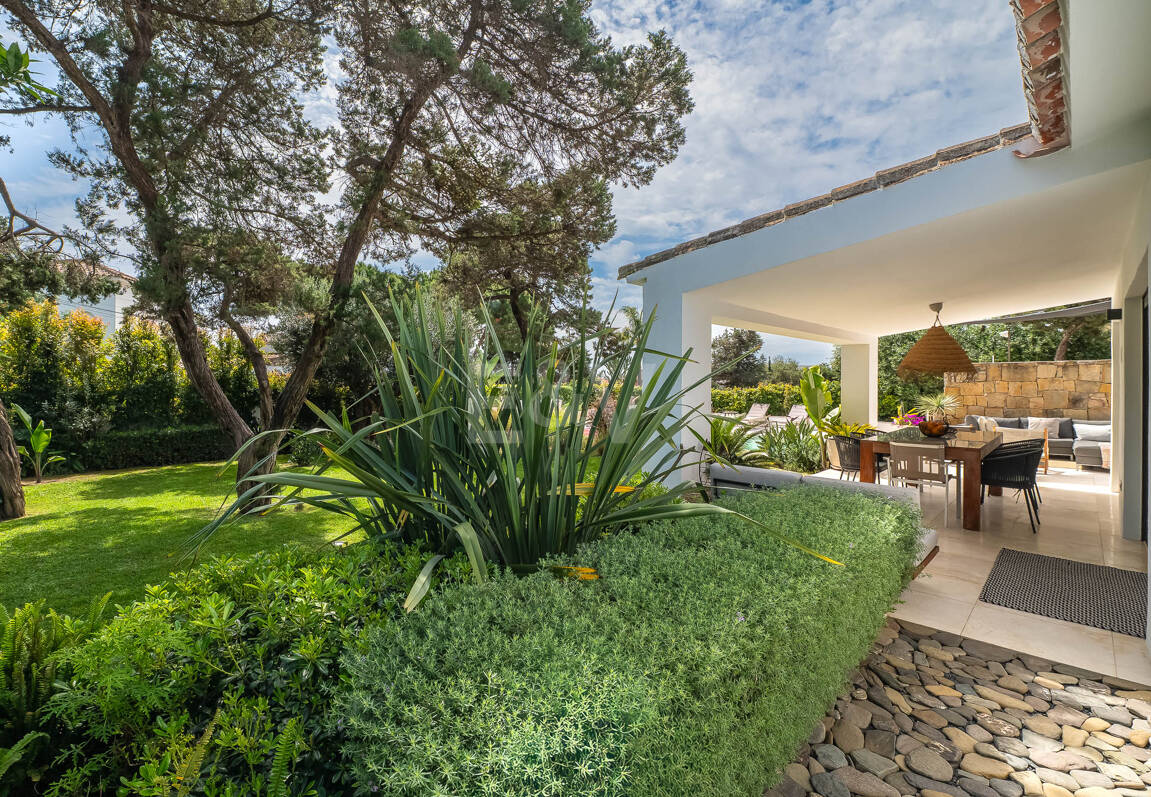Moderne, ökoeffiziente Villa im andalusischen Stil mit privatem Pool und eingewachsenem Garten