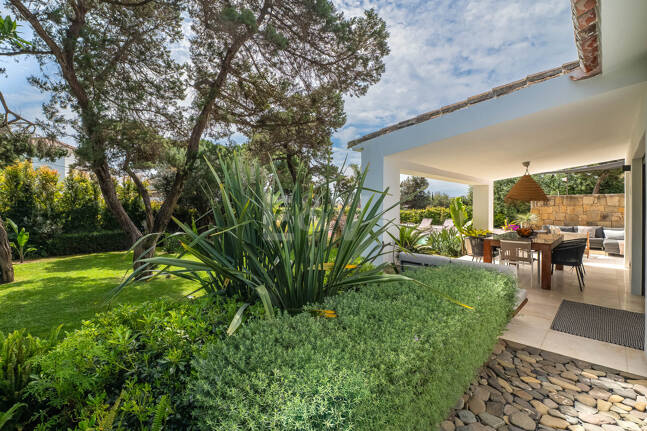 Moderne, ökoeffiziente Villa im andalusischen Stil mit privatem Pool und eingewachsenem Garten