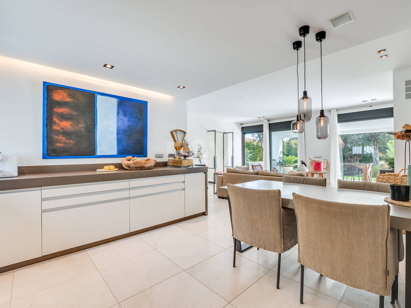 Moderne, ökoeffiziente Villa im andalusischen Stil mit privatem Pool und eingewachsenem Garten