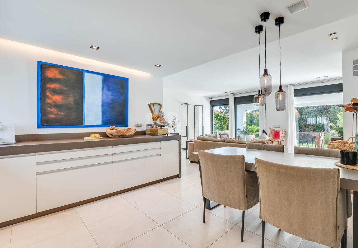 Moderne, ökoeffiziente Villa im andalusischen Stil mit privatem Pool und eingewachsenem Garten