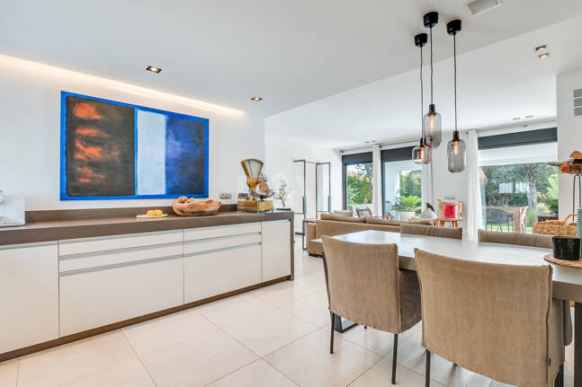 Moderne, ökoeffiziente Villa im andalusischen Stil mit privatem Pool und eingewachsenem Garten