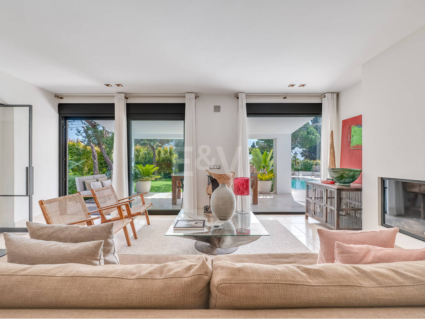 Moderne, ökoeffiziente Villa im andalusischen Stil mit privatem Pool und eingewachsenem Garten