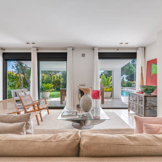 Moderne, ökoeffiziente Villa im andalusischen Stil mit privatem Pool und eingewachsenem Garten