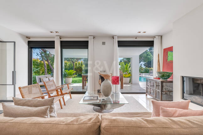 Moderne, ökoeffiziente Villa im andalusischen Stil mit privatem Pool und eingewachsenem Garten