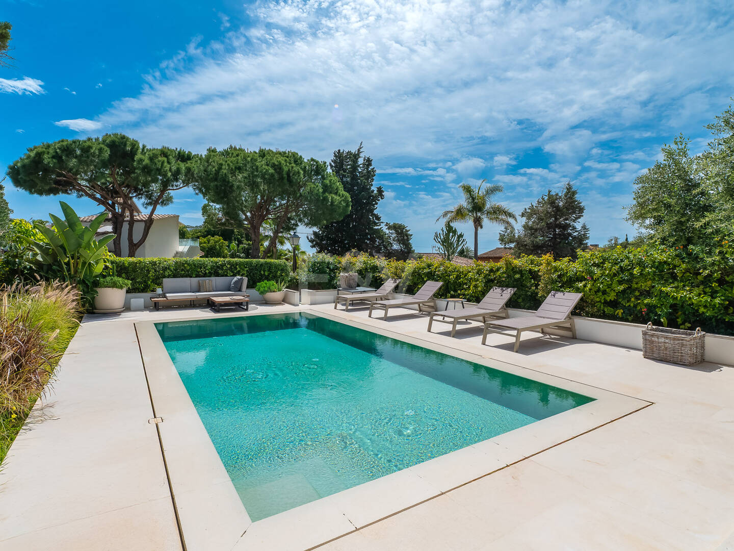 Moderne, ökoeffiziente Villa im andalusischen Stil mit privatem Pool und eingewachsenem Garten