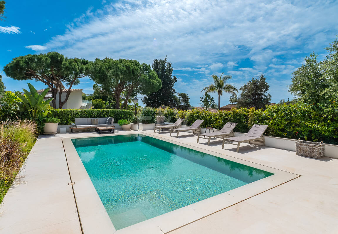 Moderne, ökoeffiziente Villa im andalusischen Stil mit privatem Pool und eingewachsenem Garten