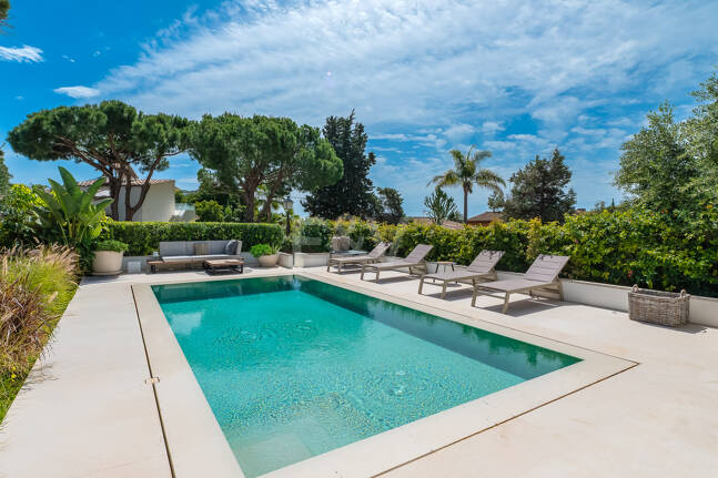 Moderne, ökoeffiziente Villa im andalusischen Stil mit privatem Pool und eingewachsenem Garten