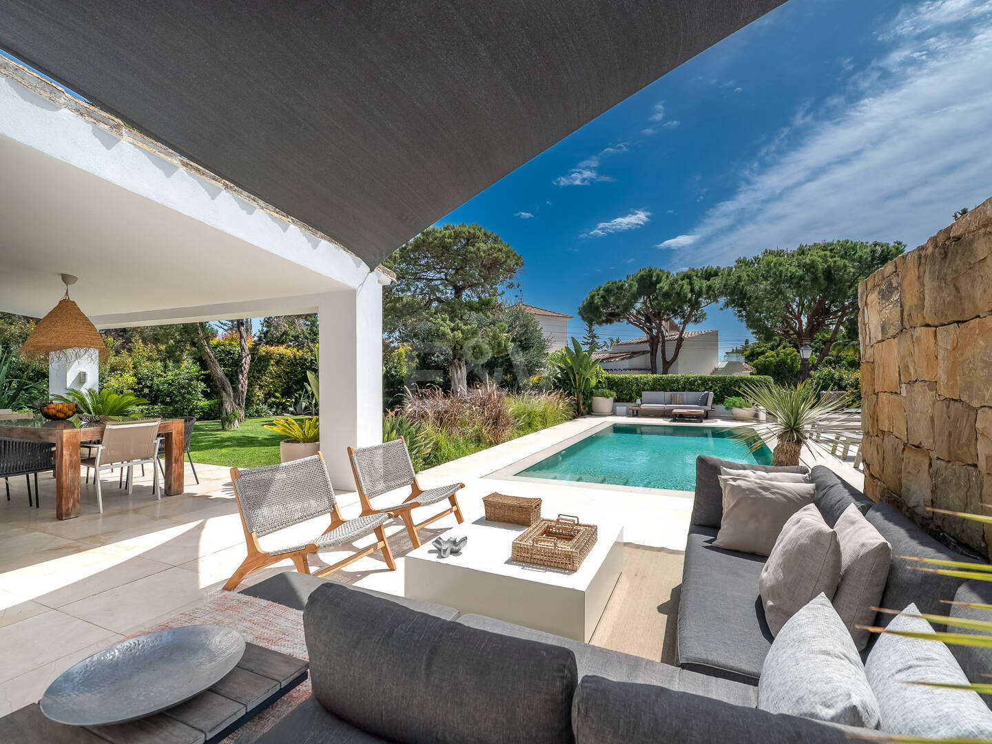 Moderne, ökoeffiziente Villa im andalusischen Stil mit privatem Pool und eingewachsenem Garten