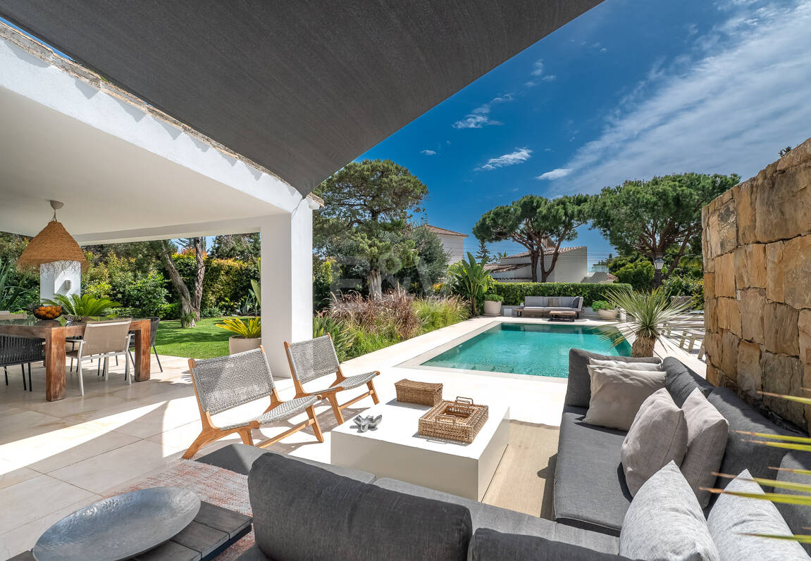 Moderne, ökoeffiziente Villa im andalusischen Stil mit privatem Pool und eingewachsenem Garten