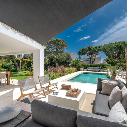 Moderne, ökoeffiziente Villa im andalusischen Stil mit privatem Pool und eingewachsenem Garten