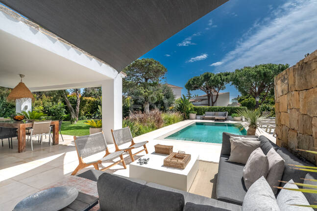 Moderne, ökoeffiziente Villa im andalusischen Stil mit privatem Pool und eingewachsenem Garten