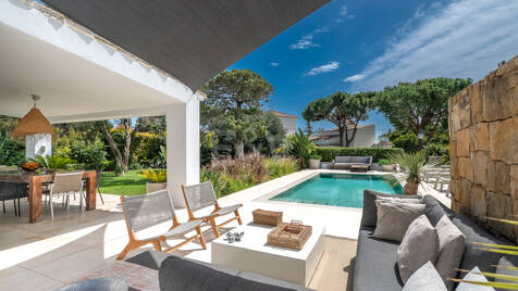 Villa moderne de plage andalouse avec piscine privée, Lush Mature Garden et caractéristiques éco-efficaces