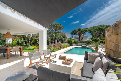 Moderne, ökoeffiziente Villa im andalusischen Stil mit privatem Pool und eingewachsenem Garten