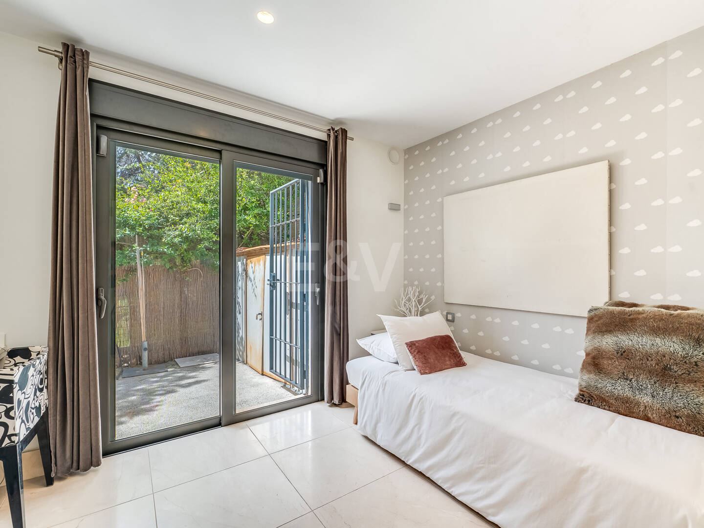 Moderne, ökoeffiziente Villa im andalusischen Stil mit privatem Pool und eingewachsenem Garten